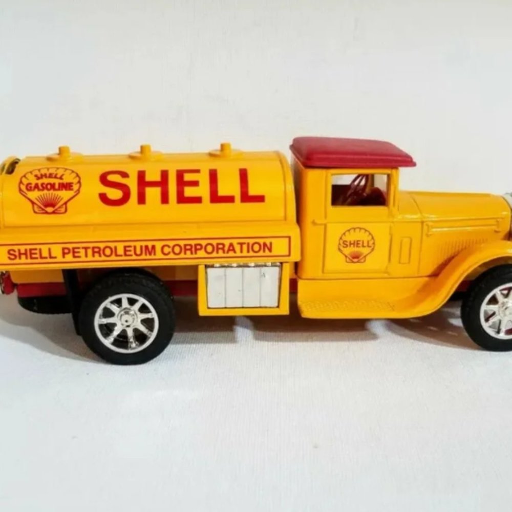 Vintage ERTL 1931 International Shell Tanker Bank